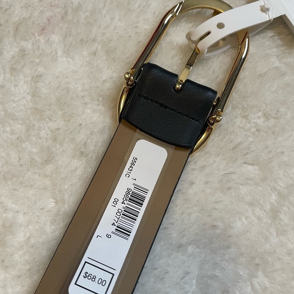 Michael Kors Elegant Black Leather Belt with Gold Buckle - Picture 2 of 5